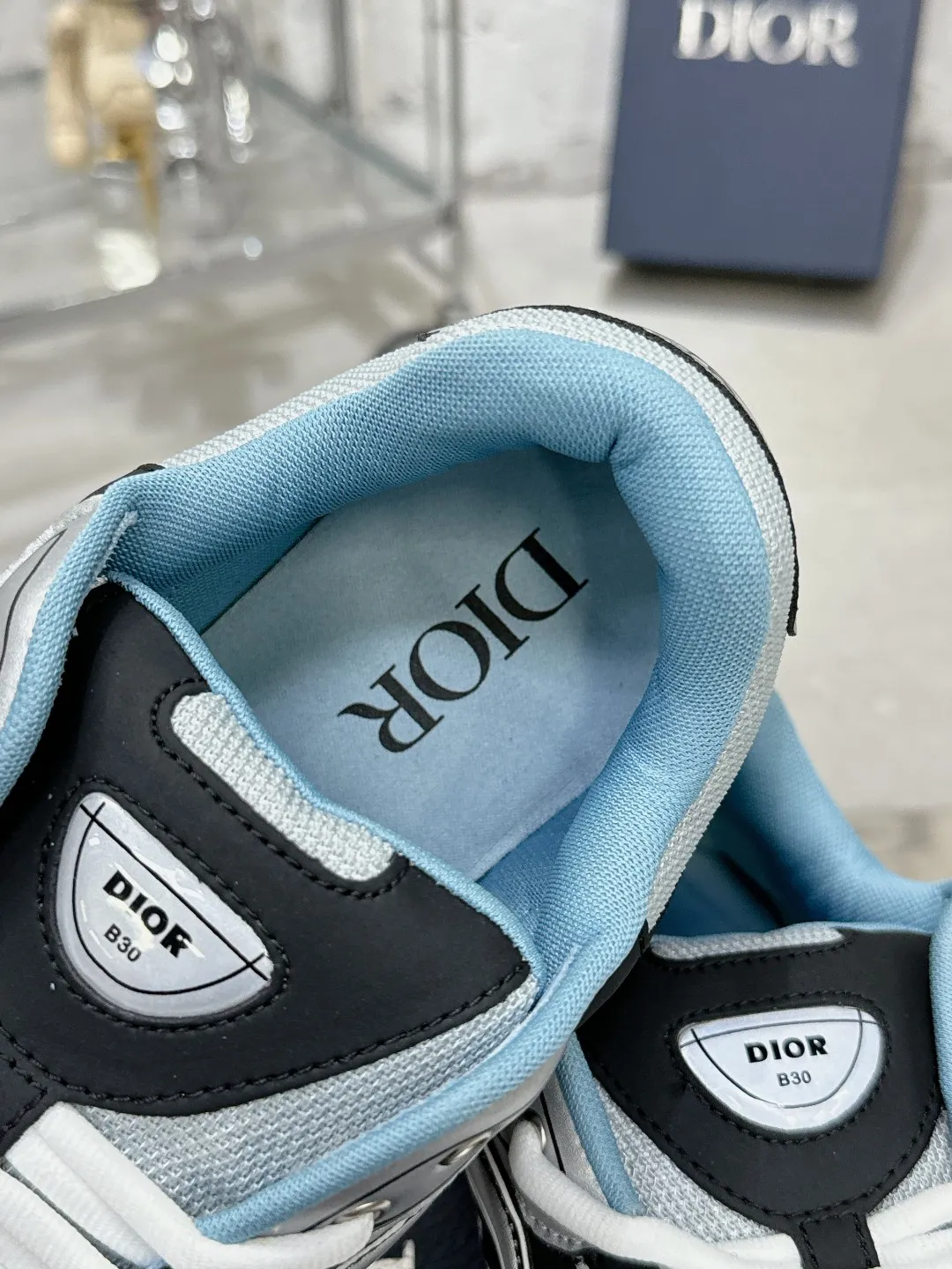 Men's men's shoes 💰600❤️❤️❤️High version Dior Dior's latest color matching B30 series reflective dad sneakers original 17380💰 purchased for development and production Brand new B30 sneakers Dad Shoes style shoes that follow the trend of the retro market The Dior logo on the tongue also indicates that this pair of shoes is the B30 model! B30 uses fine-textured leather and mesh cloth materials to form a shoe body. There are conspicuous letters CD on both sides of the shoe body to indicate identity. Many lines on the shoe body outline details to make the shoes look less monotonous and full of retro flavor. The delivery counter is exquisitely packaged🛍📦 ▪️Fabric: Original customized technical fabric + mesh ▪️Inner lining: Customized breathable lining ▪️Outsole: Original molded IP foam + TPU outsole ▪️Sole thickness: 3.5CM ▪️Size: Women’s size 35-40 / Men’s size 39-46